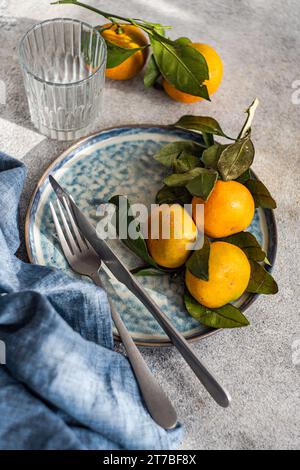 Nahaufnahme eines Ortes, der mit frisch gepflückten Satsumas dekoriert ist Stockfoto