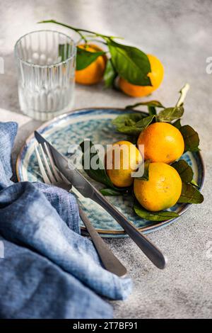 Nahaufnahme eines Ortes, der mit frisch gepflückten Satsumas dekoriert ist Stockfoto