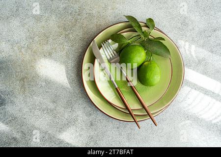 Blick von oben auf eine mit zwei frisch gepflückten Limetten dekorierte Umgebung Stockfoto