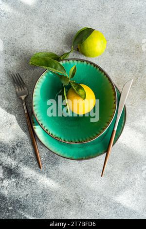 Blick von oben auf zwei frisch gepflückte reife Zitronen, die eine Umgebung dekorieren Stockfoto