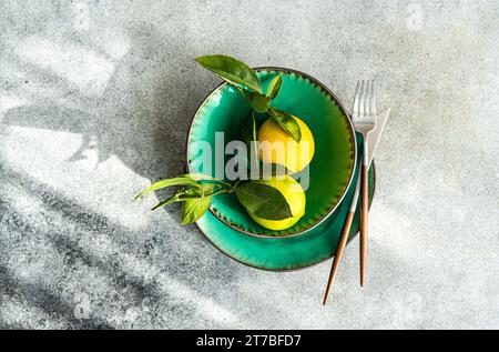 Blick von oben auf zwei frisch gepflückte reife Zitronen, die eine Umgebung dekorieren Stockfoto