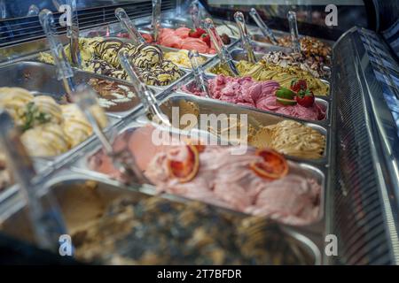 Farbenfroher Eiskühlschrank im Geschäft Stockfoto