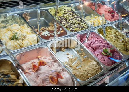 Farbenfroher Eiskühlschrank im Geschäft Stockfoto
