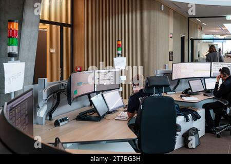 Harrislee, Deutschland. November 2023. Polizeibeamte sitzen an ihren Arbeitsplätzen im Cooperative Regional Control Center Nord. Nach 2,5 Jahren Bauzeit wurde die Anlage am 14. November 2023 in Betrieb genommen. Die Leitstelle koordiniert alle Notrufe aus den Landkreisen Nordfriesland und Schleswig-Flensburg sowie der Stadt Flensburg für Polizei, Feuerwehr, Rettungsdienst und Katastrophenschutz. Das Leitzentrum bietet insgesamt 30 Vollzeitjobs an. Frank Molter/dpa/Alamy Live News Stockfoto