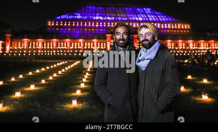 London, Großbritannien. November 2023. Kew Modelle posieren mit der Installation „Fire Garden“, die das gemäßigte Haus wunderschön beleuchtet. Das beliebte „Christmas at Kew“ kehrt nach Kew Gardens in West London zurück. Der ursprüngliche festliche Pfad durch die Landschaft von Kew nach der Dunkelheit kehrt zum elften Jahr zurück und bietet neben zahlreichen neuen Lichtinstallationen zahlreiche saisonale Favoriten. Quelle: Imageplotter/Alamy Live News Stockfoto