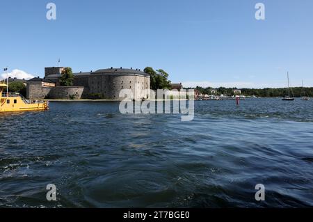 Vaxholm, Schweden - 27. Juli 2023: Die Festung Vaxholm, auch bekannt als Vaxholm Castle, ist eine historische Festung auf der Insel Vaxholmen in Stockho Stockfoto