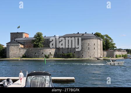 Vaxholm, Schweden - 27. Juli 2023: Die Festung Vaxholm, auch bekannt als Vaxholm Castle, ist eine historische Festung auf der Insel Vaxholmen in Stockho Stockfoto