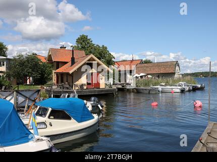 Vaxholm, Schweden - 27. Juli 2023: Traditionelle schwedische Holzhäuser auf der Insel Vaxholmen im Stockholmer Archipel. Schweden Stockfoto