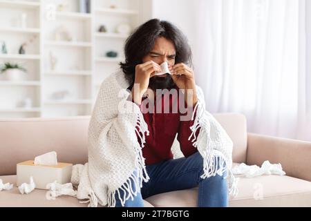 Porträt eines kranken jungen Mannes mit Sinusitis-Krankheit Stockfoto