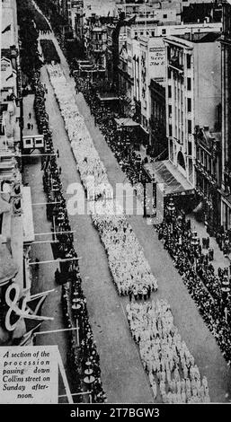 Ein Bild vom Eucharistischen Kongress 1934 in Melbourne, Australien. Das Bild zeigt eine große Prozession entlang der Collins Street, Melbourne, die von einer großen Gruppe von Zuschauern beobachtet wird. Stockfoto