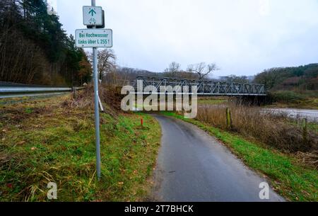 Der Radweg, der unter einer Brücke führt, ist überflutet, mit einem Schild, das einen Umweg im Falle einer Überschwemmung kennzeichnet Stockfoto