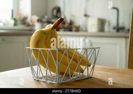 Korb mit frischem Obst auf dem Tisch in der Küche Stockfoto