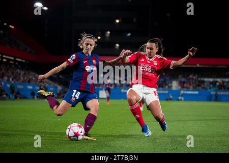 Sant Joan Despi, Spanien, 14. November 2023. Spanien-Fußball-Frauen Champions League-Gruppe A-FC Barcelona gegen SL Benfica. (14) Aitana Bonmati streitet mit (19) Catarina Amado. Quelle: Joan Gosa/Alamy Live News Stockfoto