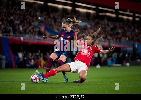 Sant Joan Despi, Spanien, 14. November 2023. Spanien-Fußball-Frauen Champions League-Gruppe A-FC Barcelona gegen SL Benfica. (10) Caroline Graham Hansen streitet mit (19) Catarina Amado. Quelle: Joan Gosa/Alamy Live News Stockfoto