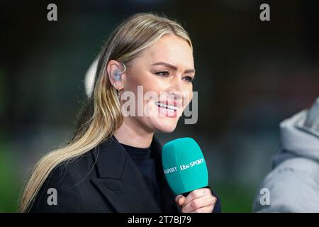 Horsham, Großbritannien. November 2023. Laura Woods ITV-Moderatorin während des 1. Runde-Wiederholungsspiels des Horsham FC gegen Barnsley FC Emirates FA Cup im Camping World Community Stadium, Horsham, England, Großbritannien am 14. November 2023. Credit: Every Second Media/Alamy Live News Stockfoto