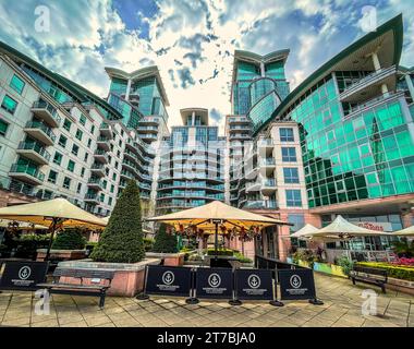 England, Großbritannien, 17. April 2023, Blick auf die Waterfront-Terrasse, ein Gastropub, Restaurant und Bar an der Themse im Stadtteil Vauxhall Stockfoto