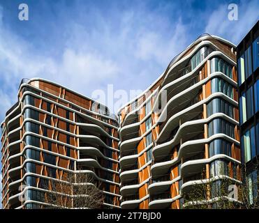 England, Großbritannien, 12. April 2023, Blick auf ein modernes Gebäude in der Summer Street, einem gentrifizierten Viertel von London hinter der Tate Modern Stockfoto