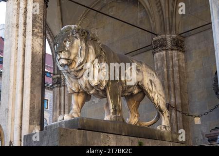 Die Löwenstatuen vor der Feldherrnhalle, Feldmarschallsaal in München Stockfoto