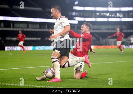 Ryan Cooney (rechts) von Crewe Alexandra trifft Kane Wilson im Emirates FA Cup in der ersten Runde in Pride Park, Derby. Bilddatum: Dienstag, 14. November 2023. Stockfoto