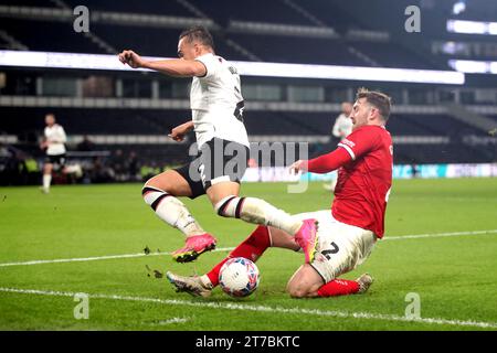 Ryan Cooney (rechts) von Crewe Alexandra trifft Kane Wilson im Emirates FA Cup in der ersten Runde in Pride Park, Derby. Bilddatum: Dienstag, 14. November 2023. Stockfoto