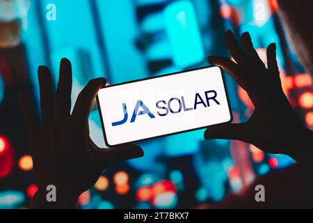 In dieser Fotoabbildung wird das ja Solar Holdings Logo auf einem Smartphone-Bildschirm angezeigt. Stockfoto