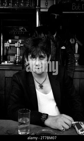 Shane MacGowan, der legendäre irische Rockstar, Sänger/Songwriter und Frontmann der Pogues & The Papes, stellte sich das Trinken und Rauchen in seinem Londoner Lieblingspub Filthy MacNasty’s Islington 1994 vor Stockfoto