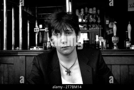 Shane MacGowan, der legendäre irische Rockstar, Sänger/Songwriter und Frontmann der Pogues & The Papes, stellte sich das Trinken und Rauchen in seinem Londoner Lieblingspub Filthy MacNasty’s Islington 1994 vor Stockfoto