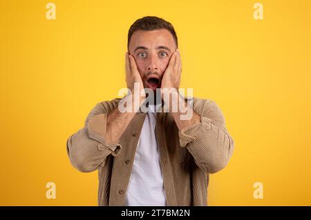 Erschreckter schockierter junger europäer mit Bart in zwangloser Weise mit offenem Mund Stockfoto