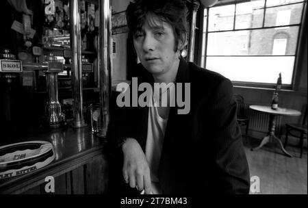 Shane MacGowan, der legendäre irische Rockstar, Sänger/Songwriter und Frontmann der Pogues & The Papes, stellte sich das Trinken und Rauchen in seinem Londoner Lieblingspub Filthy MacNasty’s Islington 1994 vor Stockfoto