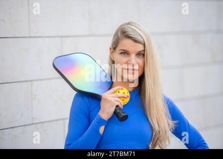 Mädchen spielt Pickleball. Professionelles Sportkonzept. Horizontales Sportmotiv-Poster, Grußkarten, Kopfzeilen, Website und App Stockfoto