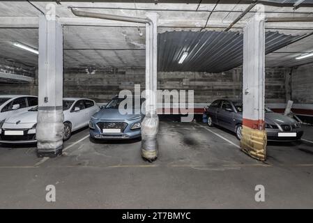 Garage im Erdgeschoss eines Wohngebäudes Stockfoto