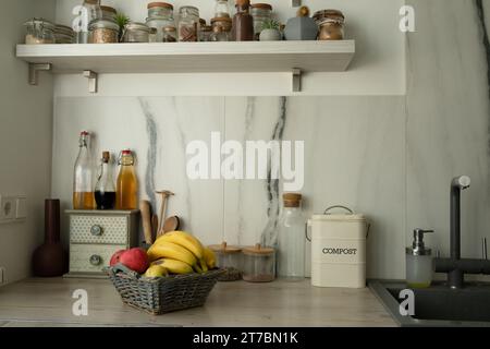 Korb mit frischem Obst auf dem Tisch in der Küche Stockfoto