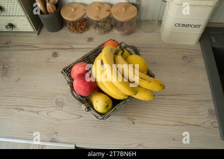 Korb mit frischem Obst auf dem Tisch in der Küche Stockfoto