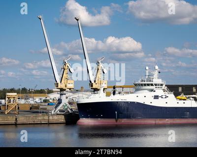 Industriehafen Saint-Malo, eine ummauerte Hafenstadt in der Bretagne im Nordwesten Frankreichs am Ärmelkanal. Stockfoto