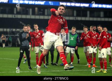 Ryan Cooney von Crewe Alexandra feiert den Sieg mit den Fans nach dem letzten Pfiff im Wiederholungsspiel des Emirates FA Cup in der ersten Runde im Pride Park, Derby. Bilddatum: Dienstag, 14. November 2023. Stockfoto