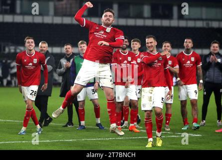 Ryan Cooney von Crewe Alexandra feiert den Sieg mit den Fans nach dem letzten Pfiff im Wiederholungsspiel des Emirates FA Cup in der ersten Runde im Pride Park, Derby. Bilddatum: Dienstag, 14. November 2023. Stockfoto