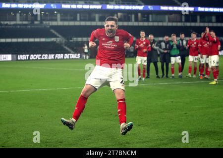 Ryan Cooney von Crewe Alexandra feiert den Sieg mit den Fans nach dem letzten Pfiff im Wiederholungsspiel des Emirates FA Cup in der ersten Runde im Pride Park, Derby. Bilddatum: Dienstag, 14. November 2023. Stockfoto