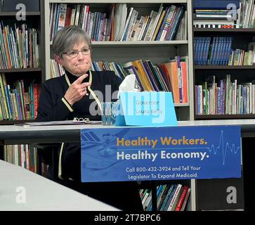 EMPORIA, KANSAS – 14. NOVEMBER 2023 Laura Kelly (D), Gouverneurin von Kansas, leitet eine Podiumsdiskussion über die dringende Notwendigkeit einer Expansion von Medicaid und die Herausforderungen für die Kinderbetreuung und die Belegschaft des Staates während eines Aufenthalts im Emporia Childcare Center Stockfoto