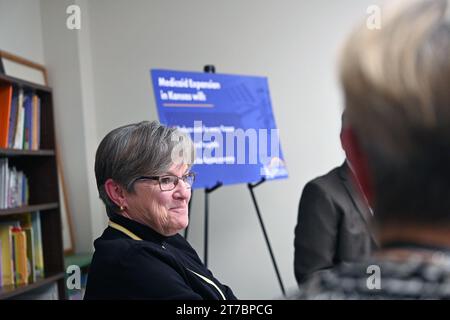 EMPORIA, KANSAS – 14. NOVEMBER 2023 Laura Kelly (D), Gouverneurin von Kansas, leitet eine Podiumsdiskussion über die dringende Notwendigkeit einer Expansion von Medicaid und die Herausforderungen für die Kinderbetreuung und die Belegschaft des Staates während eines Aufenthalts im Emporia Childcare Center Stockfoto