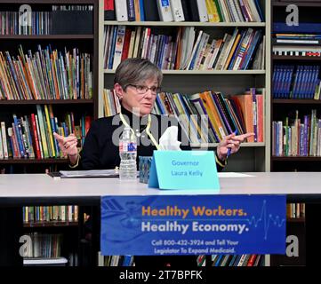 EMPORIA, KANSAS – 14. NOVEMBER 2023 Laura Kelly (D), Gouverneurin von Kansas, leitet eine Podiumsdiskussion über die dringende Notwendigkeit einer Expansion von Medicaid und die Herausforderungen für die Kinderbetreuung und die Belegschaft des Staates während eines Aufenthalts im Emporia Childcare Center Stockfoto