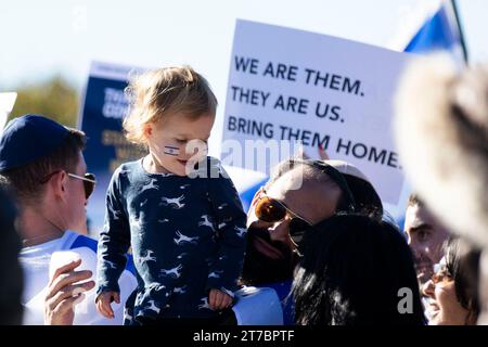 Washington, Vereinigte Staaten. November 2023. Demonstranten treffen sich in der National Mall in Washington DC während einer Veranstaltung zur Unterstützung des Staates Israel und gegen Antisemitismus am Dienstag, den 14. November 2023. Quelle: Aaron Schwartz/CNP/dpa/Alamy Live News Stockfoto