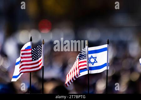 Washington, Vereinigte Staaten. November 2023. Die amerikanischen und israelischen Flaggen werden während einer Veranstaltung zur Unterstützung des Staates Israel und gegen Antisemitismus in der National Mall in Washington DC am Dienstag, den 14. November 2023, gesehen. Quelle: Aaron Schwartz/CNP/dpa/Alamy Live News Stockfoto