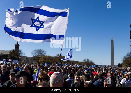 Washington, Vereinigte Staaten. November 2023. Demonstranten treffen sich in der National Mall in Washington DC während einer Veranstaltung zur Unterstützung des Staates Israel und gegen Antisemitismus am Dienstag, den 14. November 2023. Quelle: Aaron Schwartz/CNP/dpa/Alamy Live News Stockfoto