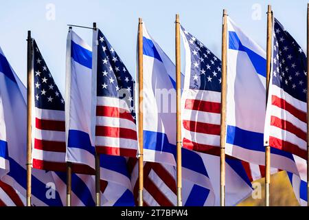 Washington, Vereinigte Staaten. November 2023. Die amerikanischen und israelischen Flaggen werden während einer Veranstaltung zur Unterstützung des Staates Israel und gegen Antisemitismus in der National Mall in Washington DC am Dienstag, den 14. November 2023, gesehen. Quelle: Aaron Schwartz/CNP/dpa/Alamy Live News Stockfoto