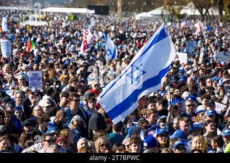 Washington, Vereinigte Staaten. November 2023. Demonstranten treffen sich in der National Mall in Washington DC während einer Veranstaltung zur Unterstützung des Staates Israel und gegen Antisemitismus am Dienstag, den 14. November 2023. Quelle: Aaron Schwartz/CNP/dpa/Alamy Live News Stockfoto