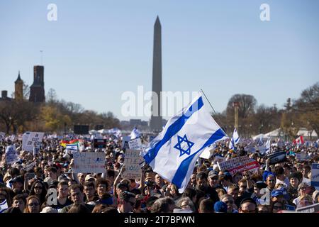 Washington, Vereinigte Staaten. November 2023. Demonstranten treffen sich in der National Mall in Washington DC während einer Veranstaltung zur Unterstützung des Staates Israel und gegen Antisemitismus am Dienstag, den 14. November 2023. Quelle: Aaron Schwartz/CNP/dpa/Alamy Live News Stockfoto