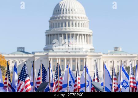 Washington, Vereinigte Staaten. November 2023. Die amerikanischen und israelischen Flaggen werden während einer Veranstaltung zur Unterstützung des Staates Israel und gegen Antisemitismus in der National Mall in Washington DC am Dienstag, den 14. November 2023, gesehen. Quelle: Aaron Schwartz/CNP/dpa/Alamy Live News Stockfoto