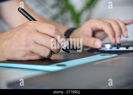 Designerzeichnung auf Grafiktablett und Navigationstastatur. Kreatives Design und Arbeitskonzept Stockfoto