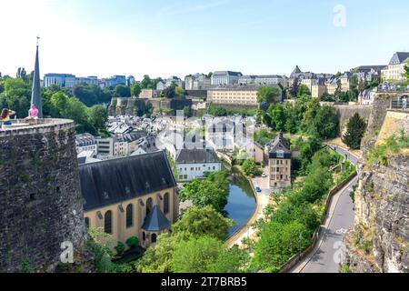 Blick auf den Bezirk Grund und die Alzette vom Mount de Clausen, Grund Quartier, Stadt Luxemburg, Luxemburg Stockfoto