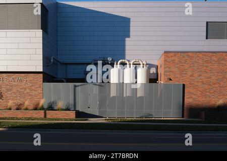 Lagertanks vor dem Gebäude für seltene Isotopenbalken auf dem Campus der Michigan State University, East Lansing Michigan USA Stockfoto